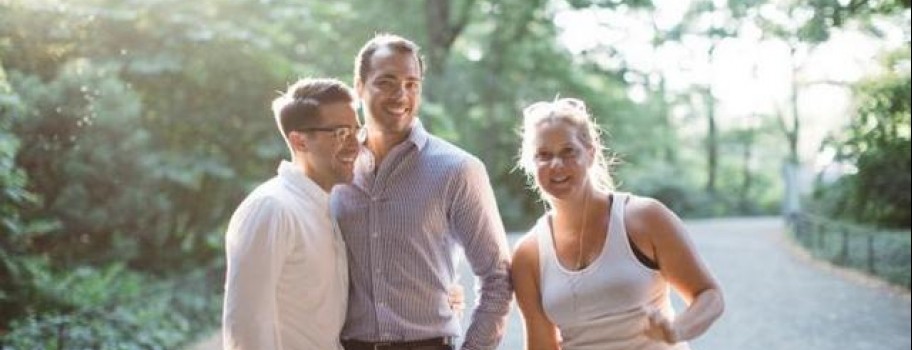 Amy Schumer Photobombs Gay Couple’s Engagement Photos Image